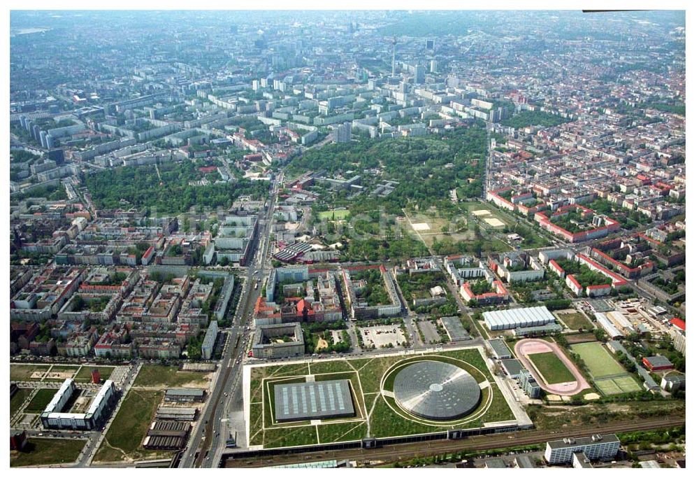 Berlin - Prenzlauer-Berg aus der Vogelperspektive: Mehrzwecksporthalle Velodrom (Berlin Arena) an der Landsberger Allee