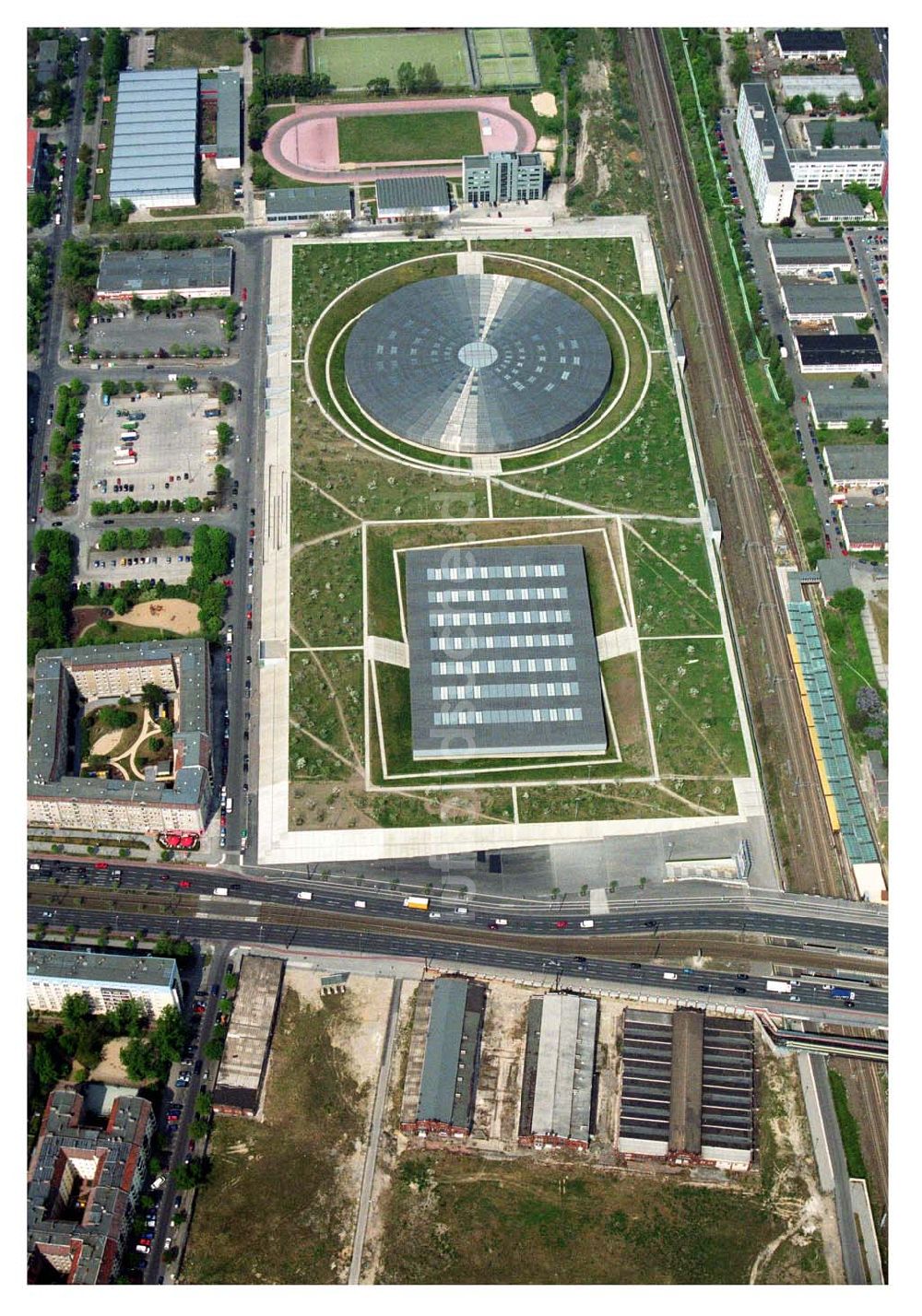 Luftaufnahme Berlin - Prenzlauer-Berg - Mehrzwecksporthalle Velodrom (Berlin Arena) an der Landsberger Allee