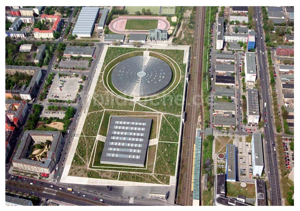 Berlin - Prenzlauer-Berg aus der Vogelperspektive: Mehrzwecksporthalle Velodrom (Berlin Arena) an der Landsberger Allee