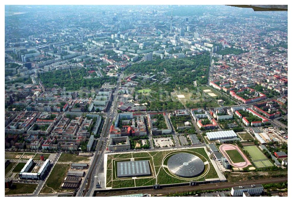 Berlin - Prenzlauer-Berg aus der Vogelperspektive: Mehrzwecksporthalle Velodrom (Berlin Arena) an der Landsberger Allee