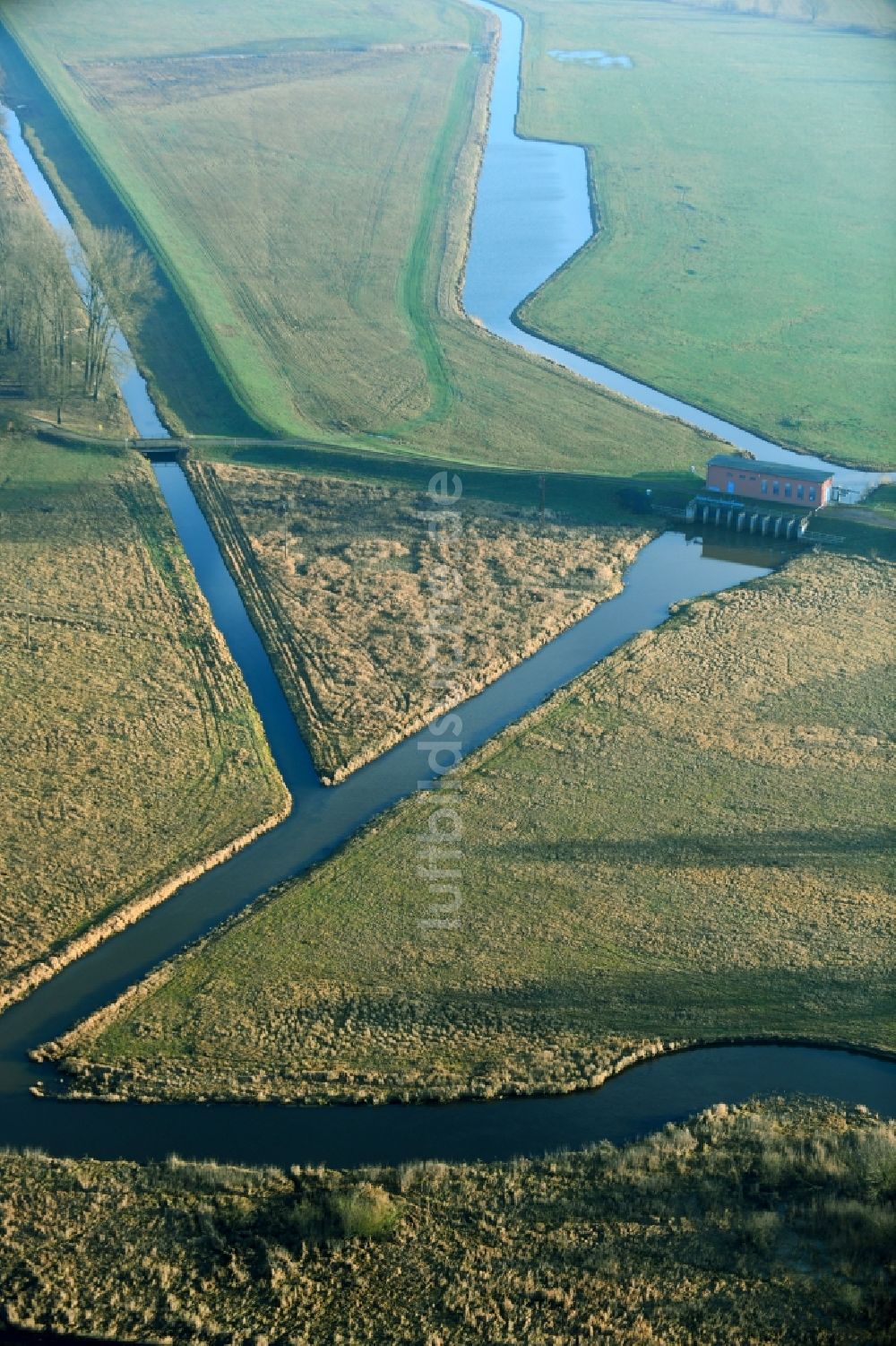 Amt Neuhaus aus der Vogelperspektive: Melorationsgraben und Kanäle auf landwirtschaftlichen Feldern in Amt Neuhaus im Bundesland Niedersachsen, Deutschland