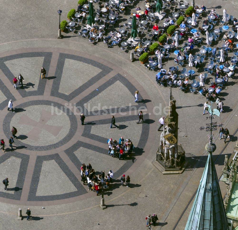 Bremen von oben - Menschenansammlungen an Cafétischen und Freiluftrestaurants auf dem Marktplatz in Bremen