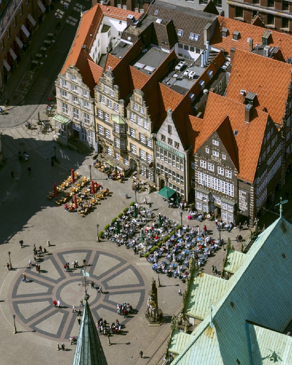 Luftbild Bremen - Menschenansammlungen an Cafétischen und Freiluftrestaurants auf dem Marktplatz in Bremen