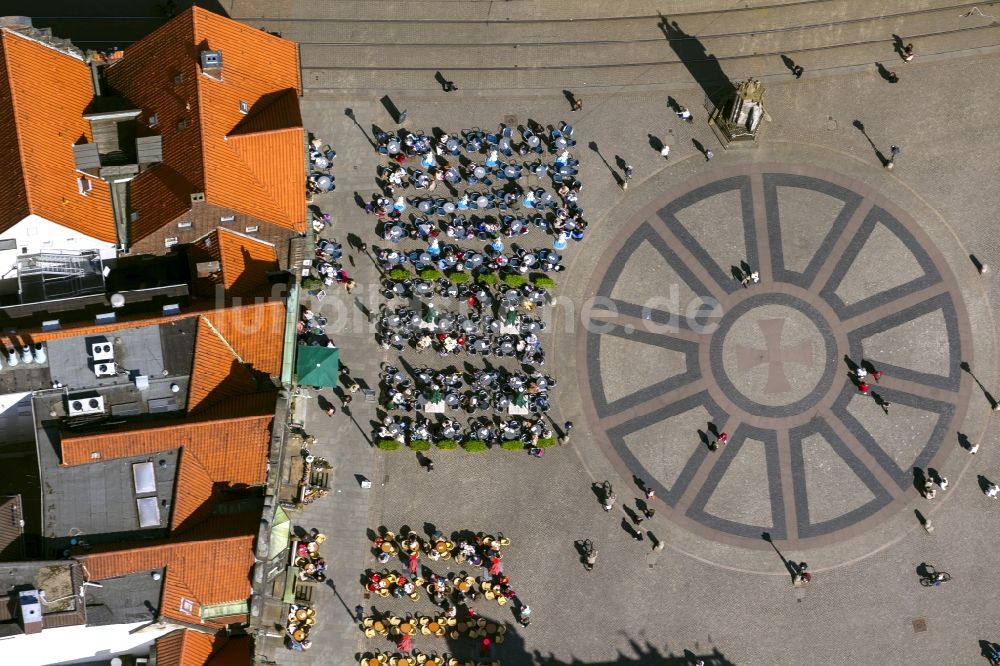 Luftaufnahme Bremen - Menschenansammlungen an Cafétischen und Freiluftrestaurants auf dem Marktplatz in Bremen