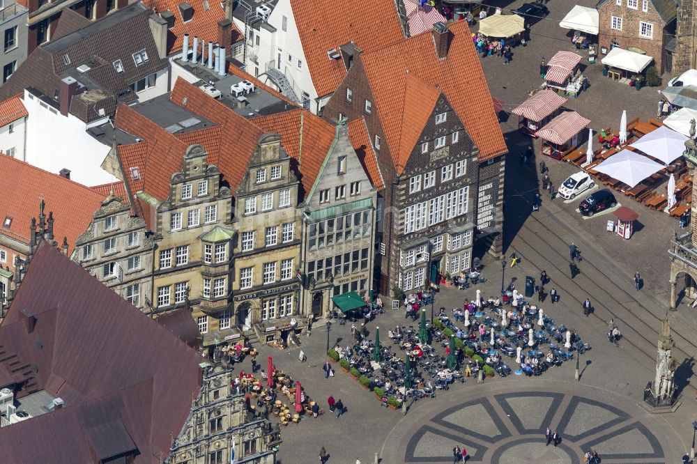 Bremen aus der Vogelperspektive: Menschenansammlungen an Cafétischen und Freiluftrestaurants auf dem Marktplatz in Bremen