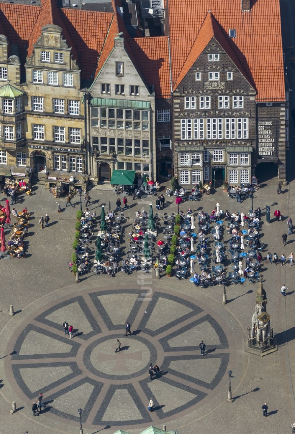 Luftbild Bremen - Menschenansammlungen an Cafétischen und Freiluftrestaurants auf dem Marktplatz in Bremen