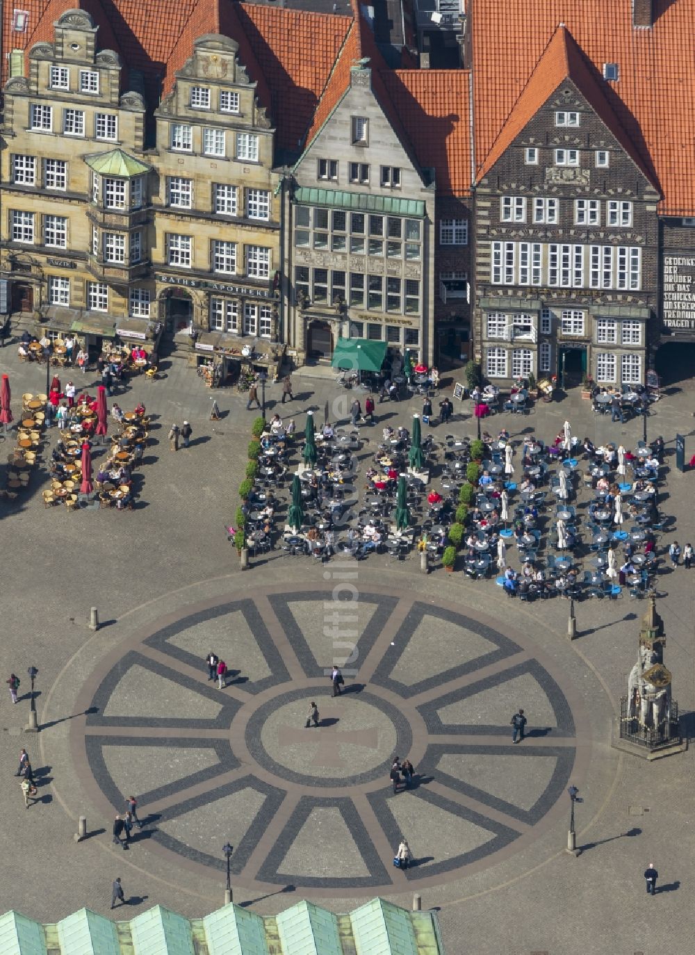 Bremen von oben - Menschenansammlungen an Cafétischen und Freiluftrestaurants auf dem Marktplatz in Bremen