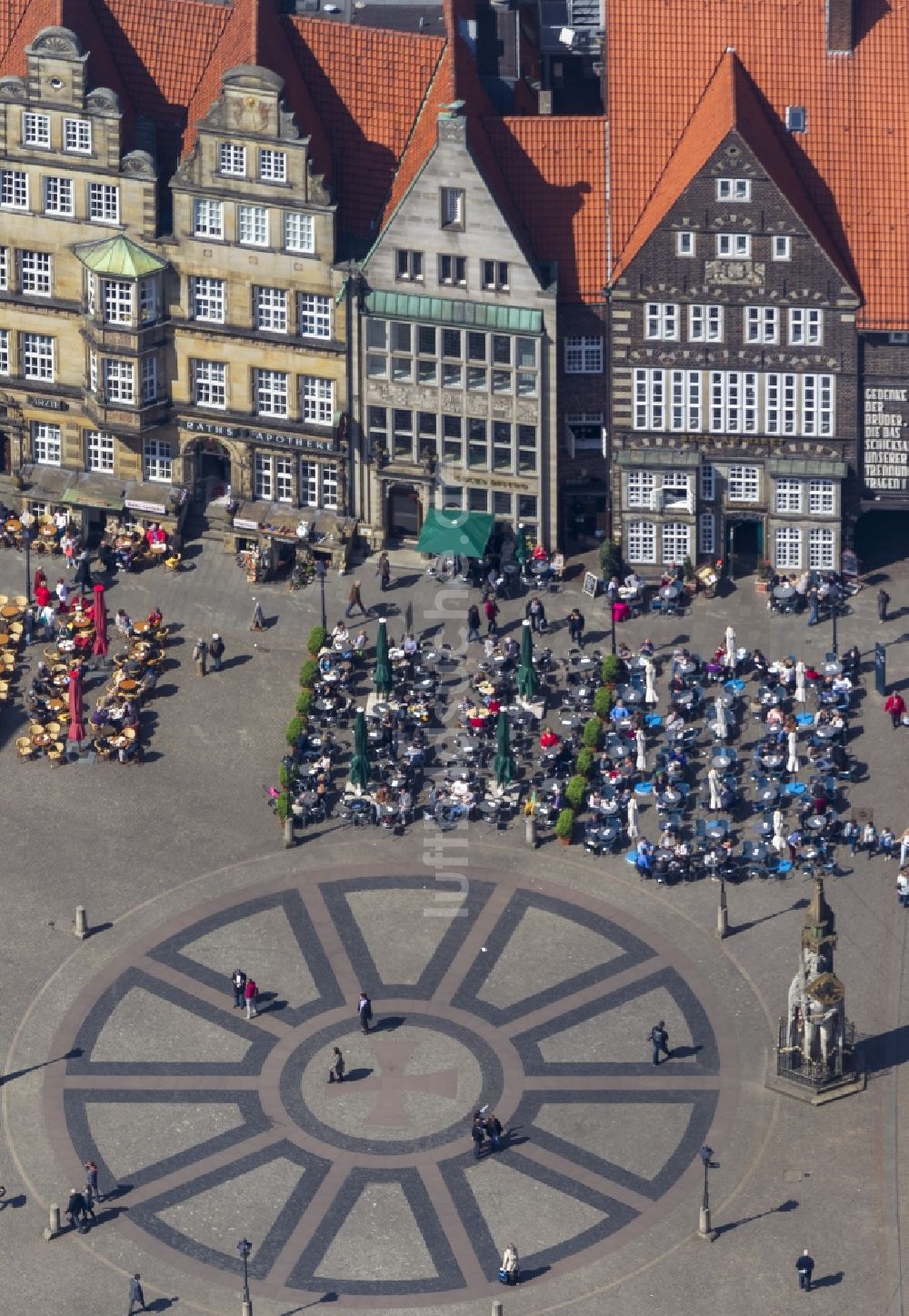 Bremen aus der Vogelperspektive: Menschenansammlungen an Cafétischen und Freiluftrestaurants auf dem Marktplatz in Bremen