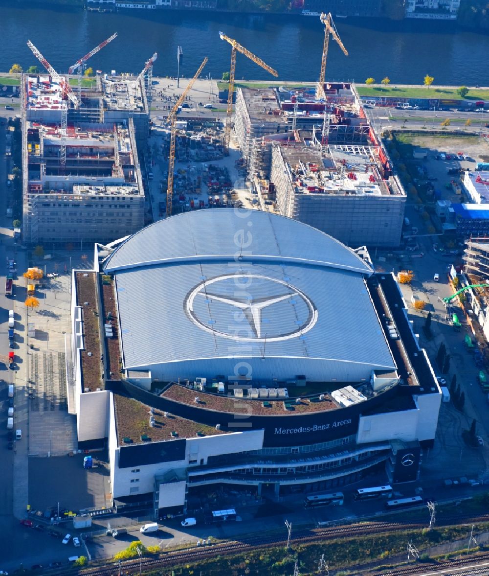 Luftbild Berlin - Mercedes-Benz-Arena im im Anschutz Areal im Stadtteil Friedrichshain in Berlin