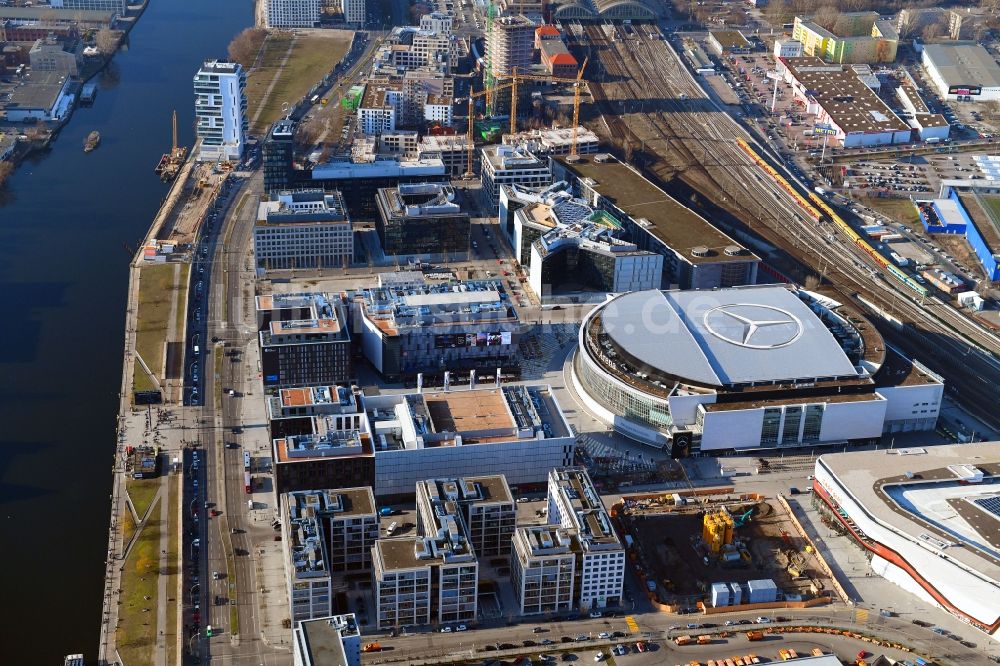 Luftaufnahme Berlin - Mercedes-Benz-Arena im im Anschutz Areal im Stadtteil Friedrichshain in Berlin