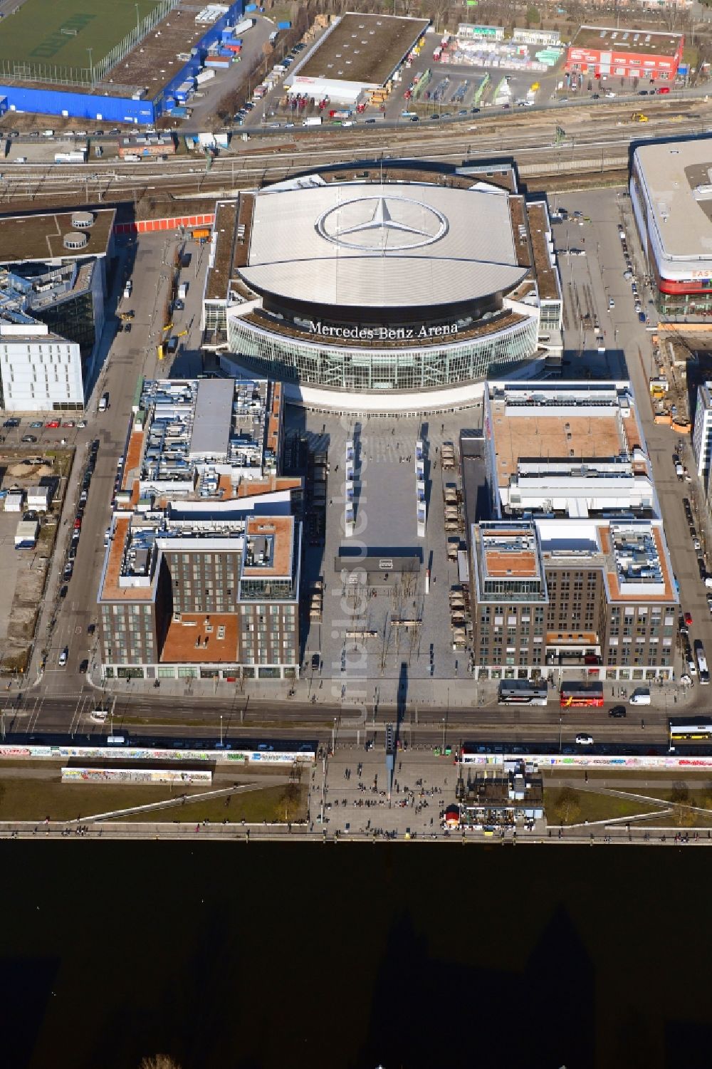 Luftaufnahme Berlin - Mercedes-Benz-Arena im im Anschutz Areal im Stadtteil Friedrichshain in Berlin