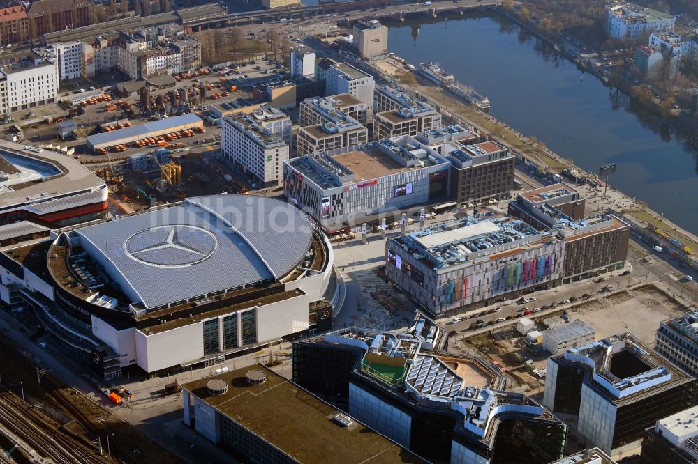 Luftaufnahme Berlin - Mercedes-Benz-Arena im im Anschutz Areal im Stadtteil Friedrichshain in Berlin