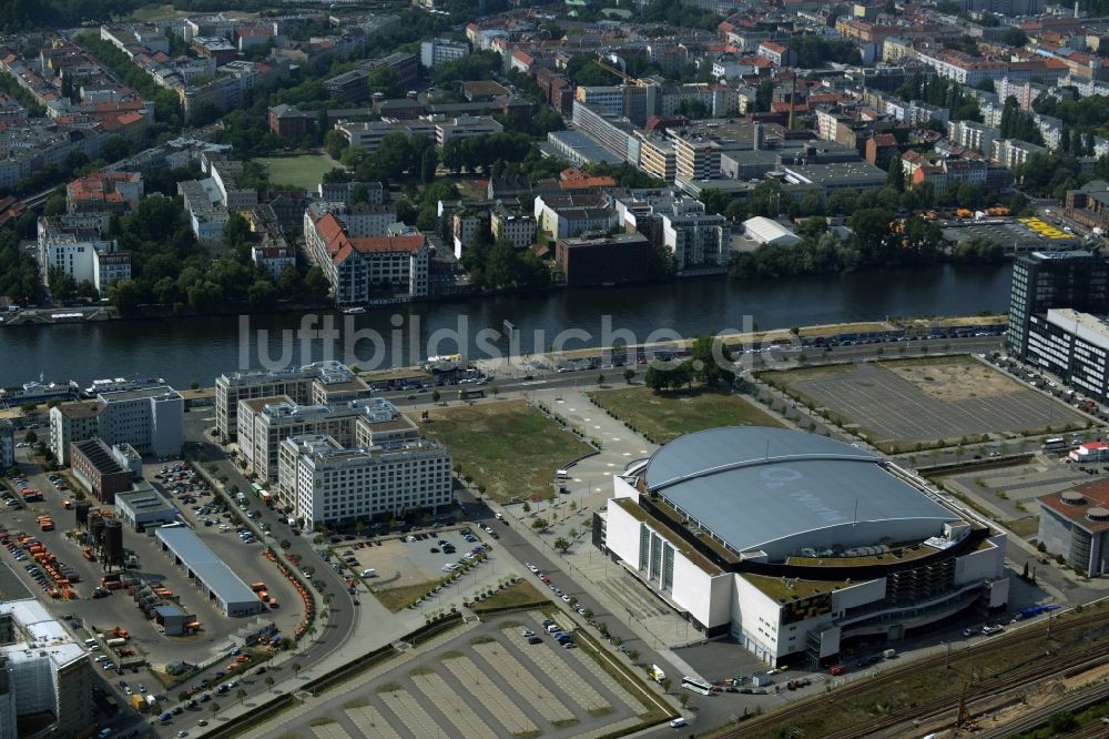 Luftbild Berlin - Mercedes-Benz-Arena am Ufer des Flusses Spree im Ortsteil Friedrichshain in Berlin