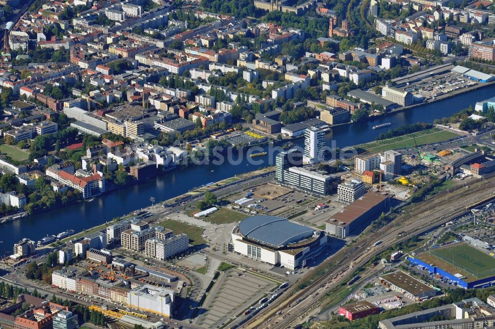 Luftbild Berlin - Mercedes-Benz-Arena am Ufer des Flusses Spree im Ortsteil Friedrichshain in Berlin