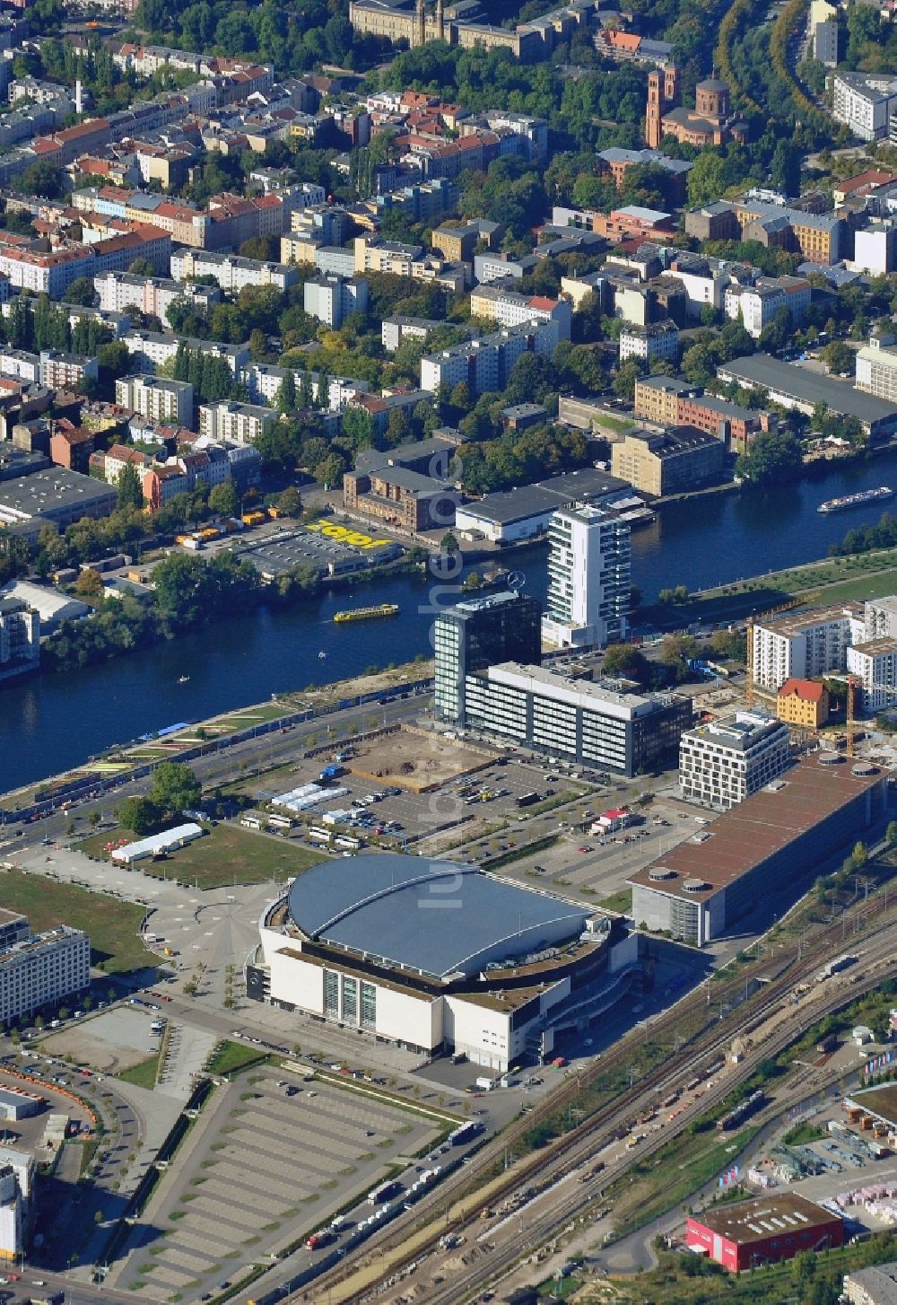 Luftaufnahme Berlin - Mercedes-Benz-Arena am Ufer des Flusses Spree im Ortsteil Friedrichshain in Berlin