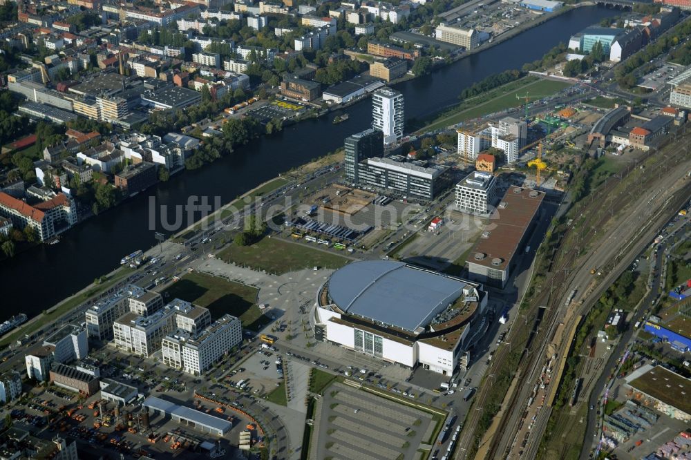 Berlin aus der Vogelperspektive: Mercedes-Benz-Arena am Ufer des Flusses Spree im Ortsteil Friedrichshain in Berlin