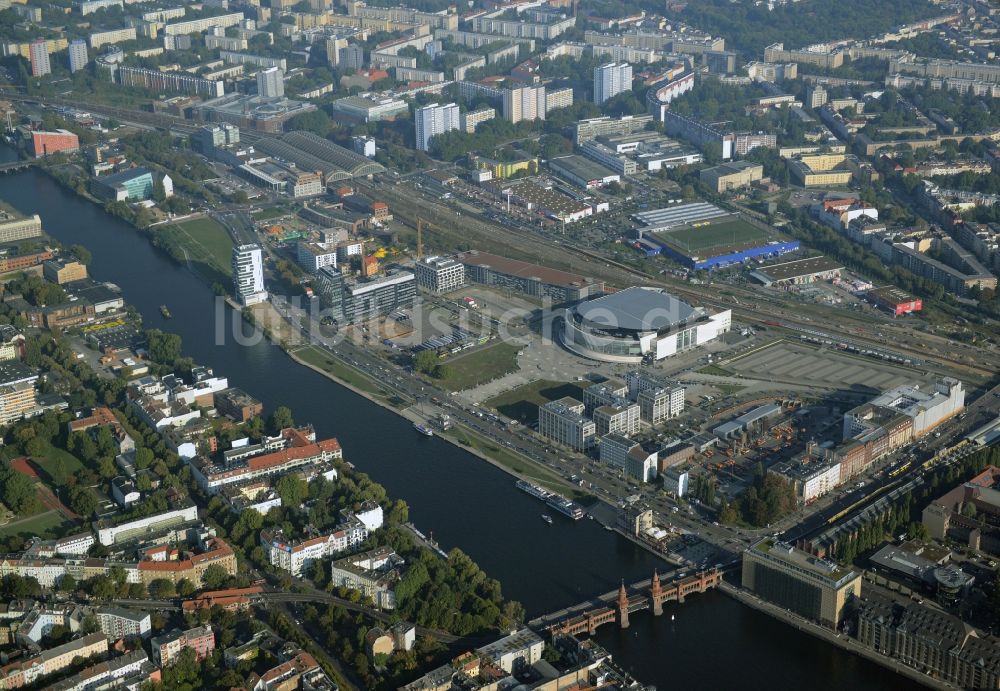 Luftbild Berlin - Mercedes-Benz-Arena am Ufer des Flusses Spree im Ortsteil Friedrichshain in Berlin