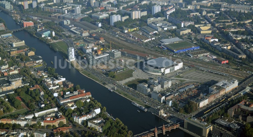 Luftaufnahme Berlin - Mercedes-Benz-Arena am Ufer des Flusses Spree im Ortsteil Friedrichshain in Berlin