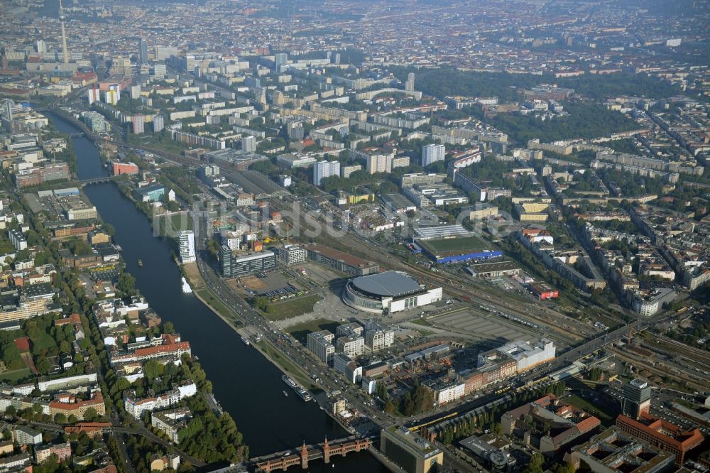 Berlin aus der Vogelperspektive: Mercedes-Benz-Arena am Ufer des Flusses Spree im Ortsteil Friedrichshain in Berlin