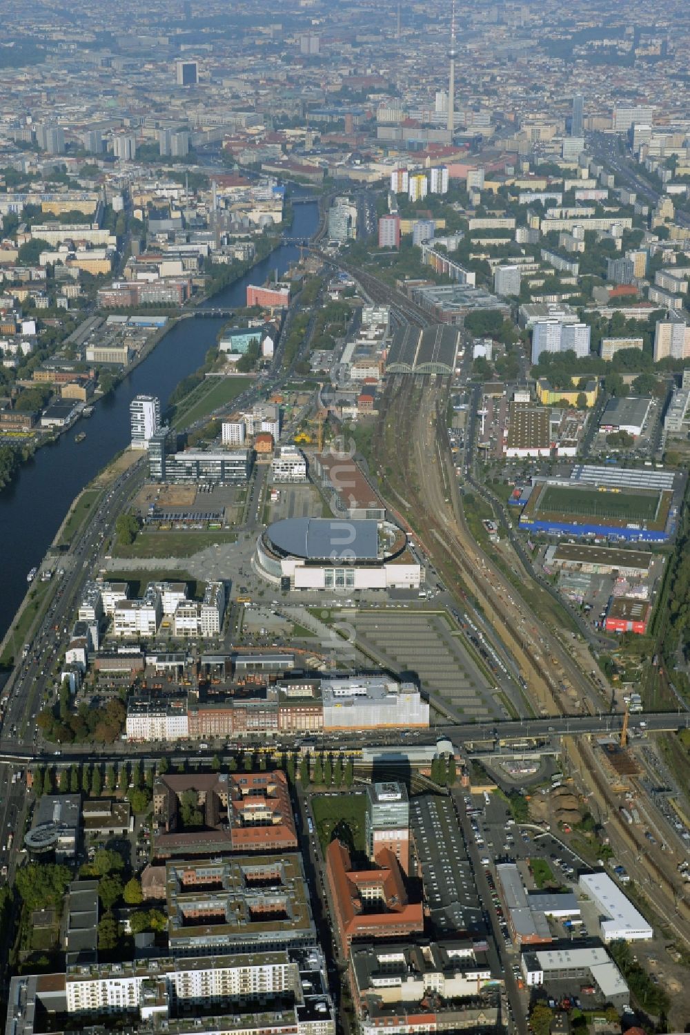 Luftbild Berlin - Mercedes-Benz-Arena am Ufer des Flusses Spree im Ortsteil Friedrichshain in Berlin