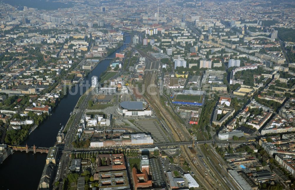 Luftaufnahme Berlin - Mercedes-Benz-Arena am Ufer des Flusses Spree im Ortsteil Friedrichshain in Berlin