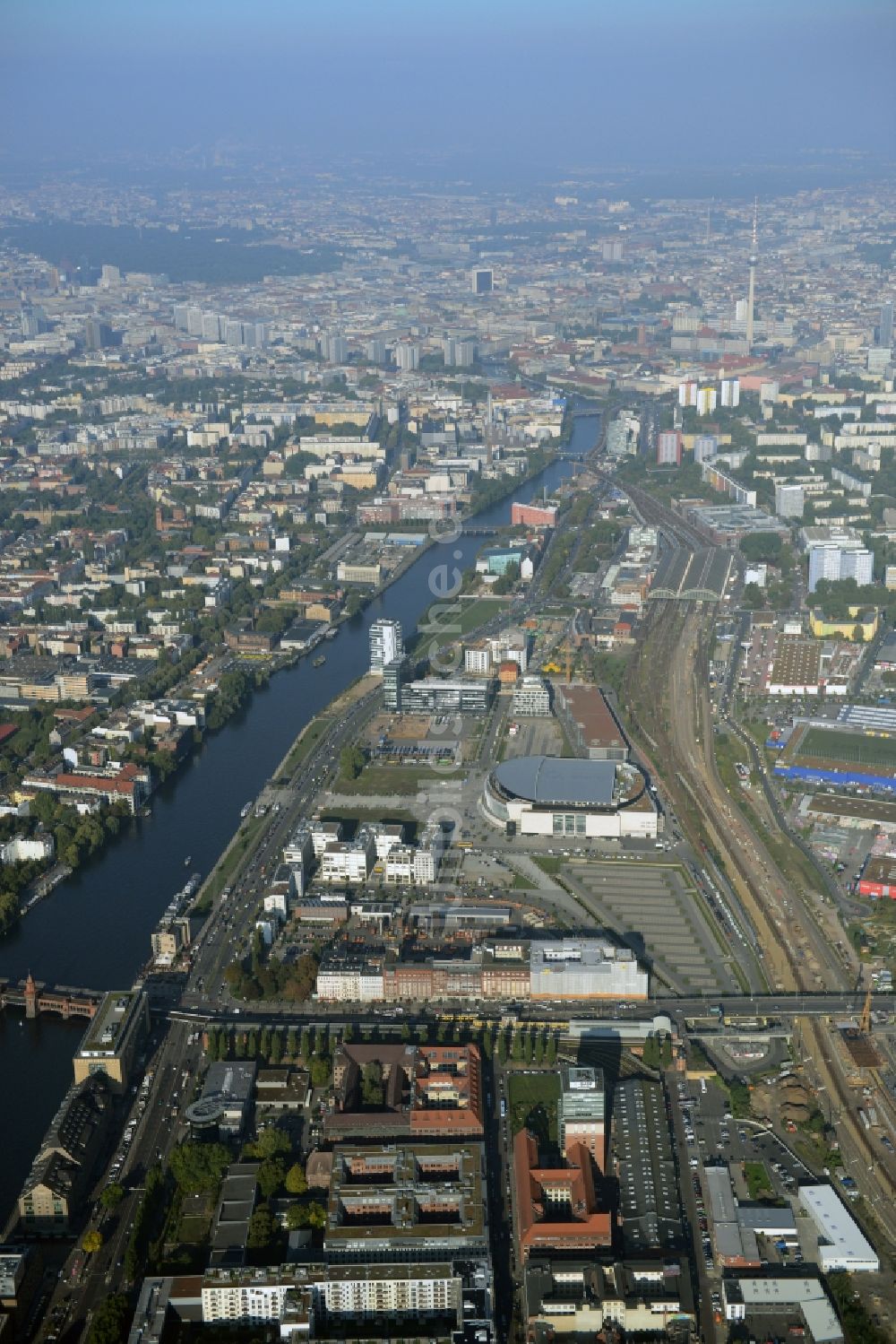 Berlin von oben - Mercedes-Benz-Arena am Ufer des Flusses Spree im Ortsteil Friedrichshain in Berlin