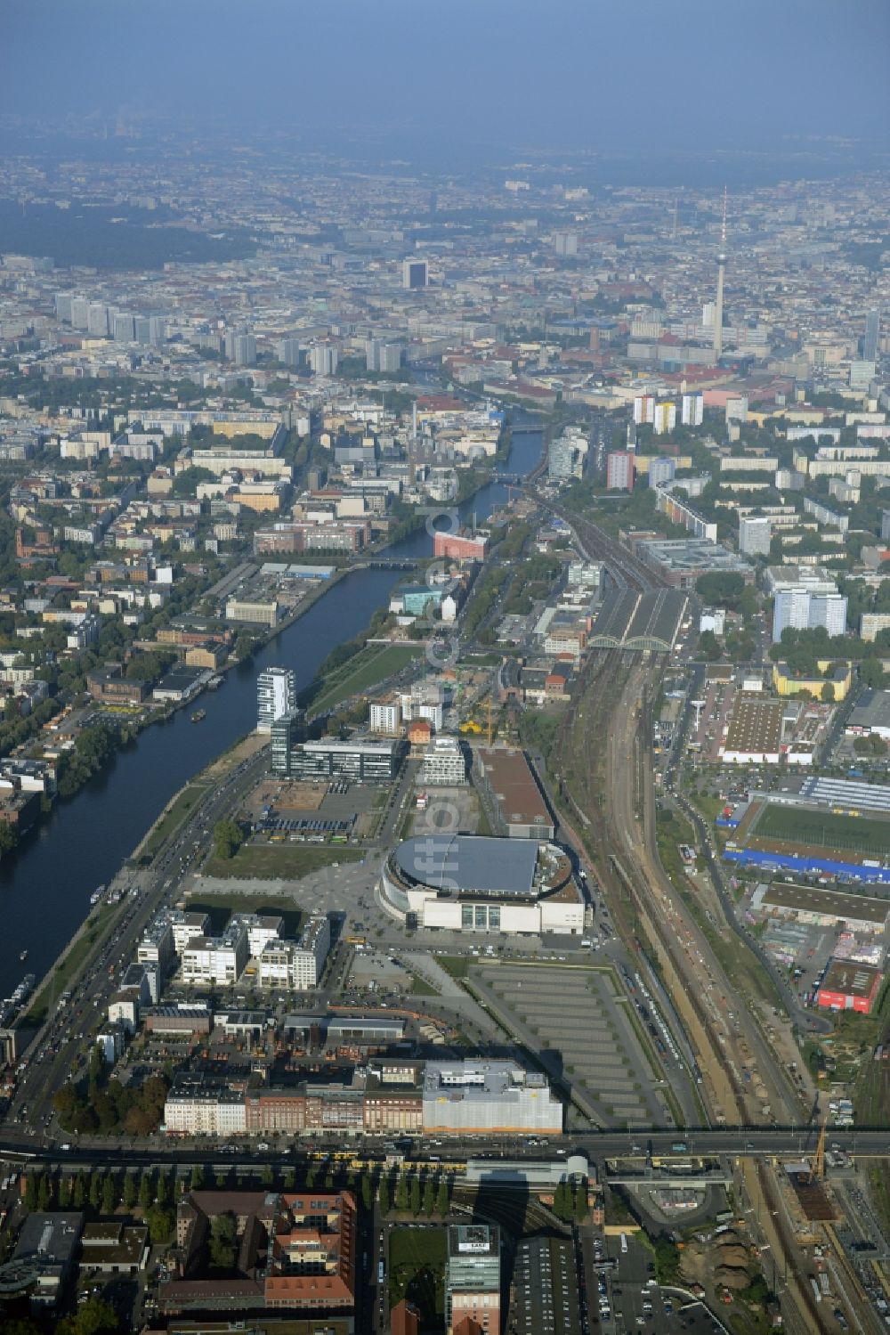 Berlin aus der Vogelperspektive: Mercedes-Benz-Arena am Ufer des Flusses Spree im Ortsteil Friedrichshain in Berlin