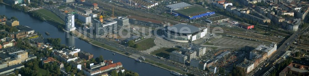 Luftaufnahme Berlin - Mercedes-Benz-Arena am Ufer des Flusses Spree im Ortsteil Friedrichshain in Berlin