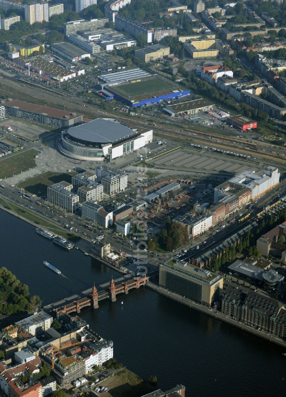 Berlin aus der Vogelperspektive: Mercedes-Benz-Arena am Ufer des Flusses Spree im Ortsteil Friedrichshain in Berlin