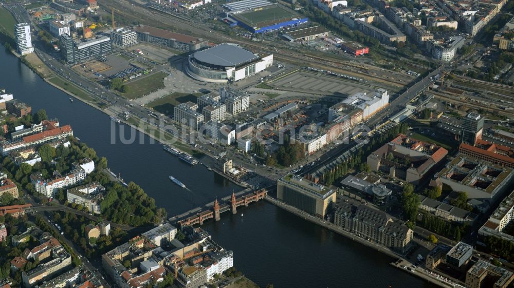 Luftbild Berlin - Mercedes-Benz-Arena am Ufer des Flusses Spree im Ortsteil Friedrichshain in Berlin