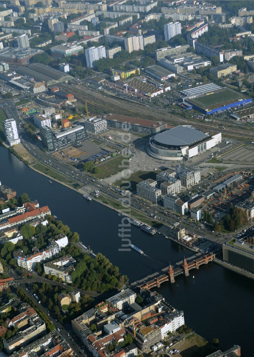 Luftaufnahme Berlin - Mercedes-Benz-Arena am Ufer des Flusses Spree im Ortsteil Friedrichshain in Berlin