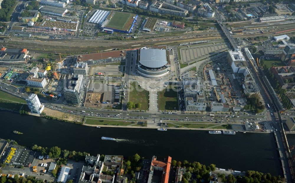 Luftbild Berlin - Mercedes-Benz-Arena am Ufer des Flusses Spree im Ortsteil Friedrichshain in Berlin