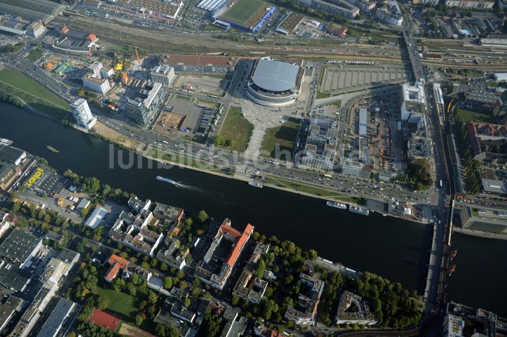 Luftaufnahme Berlin - Mercedes-Benz-Arena am Ufer des Flusses Spree im Ortsteil Friedrichshain in Berlin