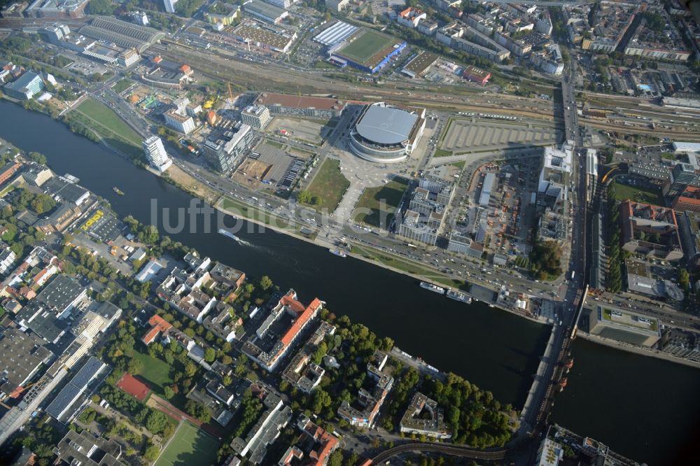 Berlin von oben - Mercedes-Benz-Arena am Ufer des Flusses Spree im Ortsteil Friedrichshain in Berlin