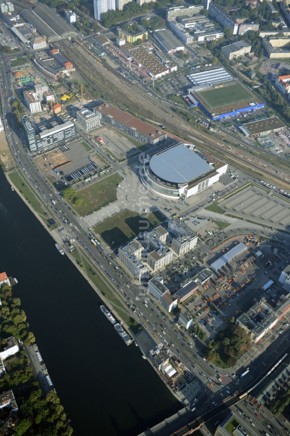 Berlin aus der Vogelperspektive: Mercedes-Benz-Arena am Ufer des Flusses Spree im Ortsteil Friedrichshain in Berlin