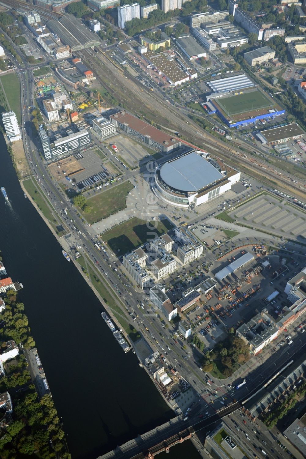 Luftbild Berlin - Mercedes-Benz-Arena am Ufer des Flusses Spree im Ortsteil Friedrichshain in Berlin