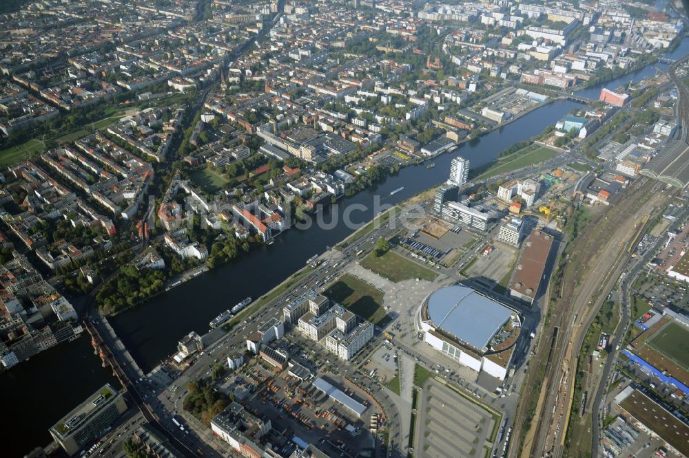 Luftaufnahme Berlin - Mercedes-Benz-Arena am Ufer des Flusses Spree im Ortsteil Friedrichshain in Berlin