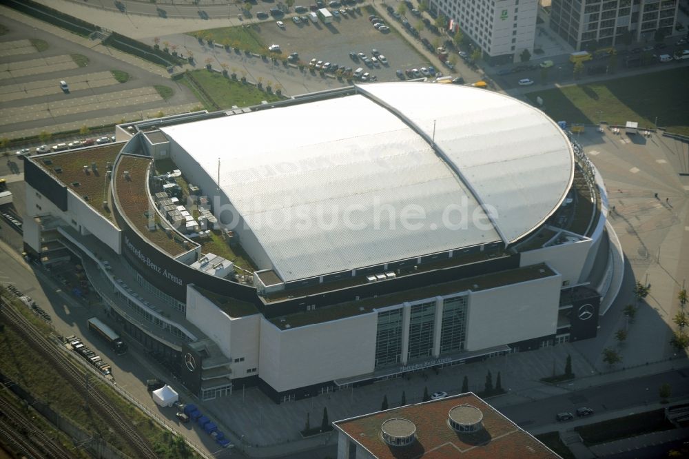 Berlin von oben - Mercedes-Benz-Arena am Ufer des Flusses Spree im Ortsteil Friedrichshain in Berlin