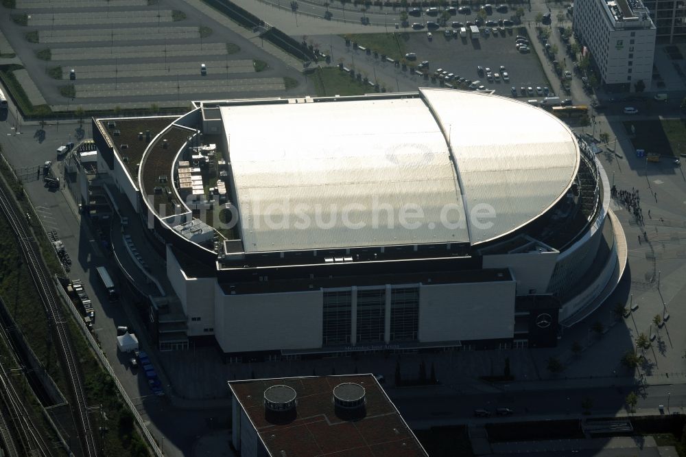 Berlin aus der Vogelperspektive: Mercedes-Benz-Arena am Ufer des Flusses Spree im Ortsteil Friedrichshain in Berlin