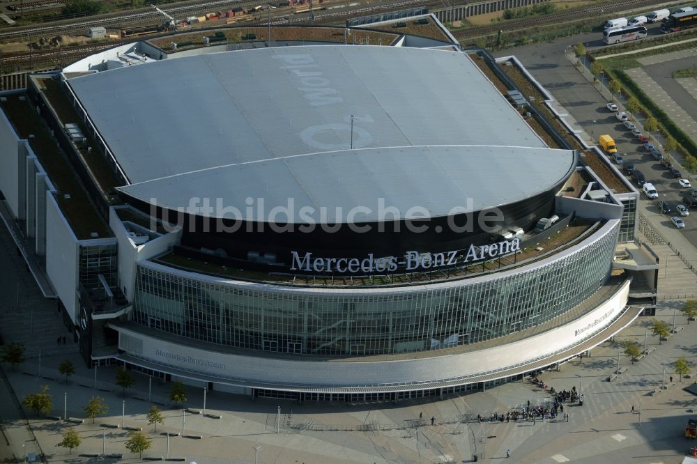 Luftbild Berlin - Mercedes-Benz-Arena am Ufer des Flusses Spree im Ortsteil Friedrichshain in Berlin