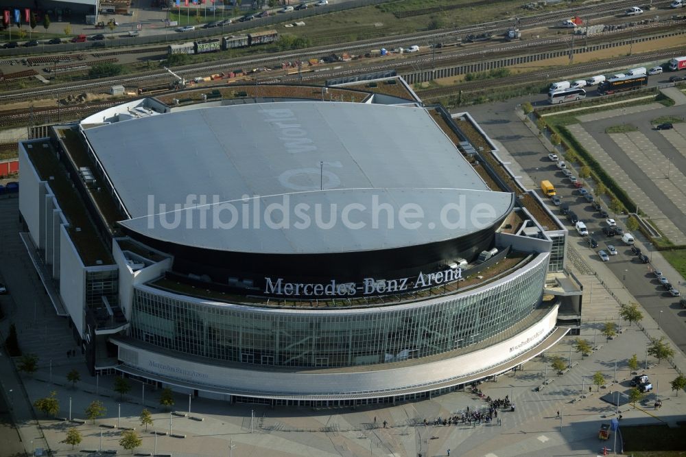 Luftaufnahme Berlin - Mercedes-Benz-Arena am Ufer des Flusses Spree im Ortsteil Friedrichshain in Berlin