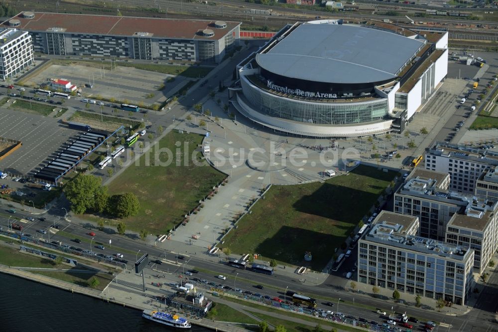 Berlin von oben - Mercedes-Benz-Arena am Ufer des Flusses Spree im Ortsteil Friedrichshain in Berlin