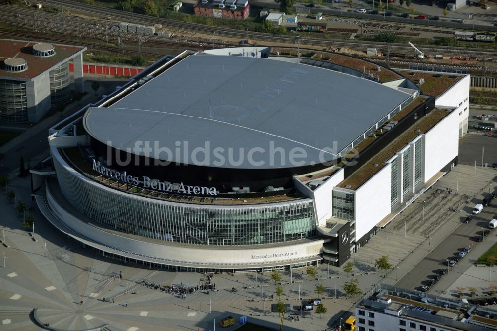 Berlin aus der Vogelperspektive: Mercedes-Benz-Arena am Ufer des Flusses Spree im Ortsteil Friedrichshain in Berlin