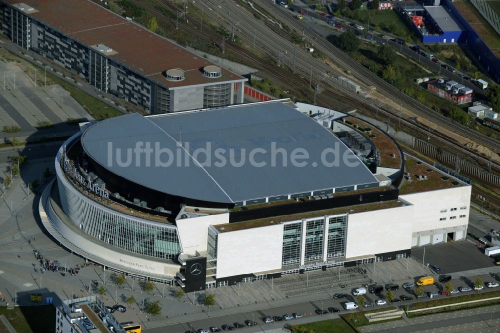 Luftbild Berlin - Mercedes-Benz-Arena am Ufer des Flusses Spree im Ortsteil Friedrichshain in Berlin