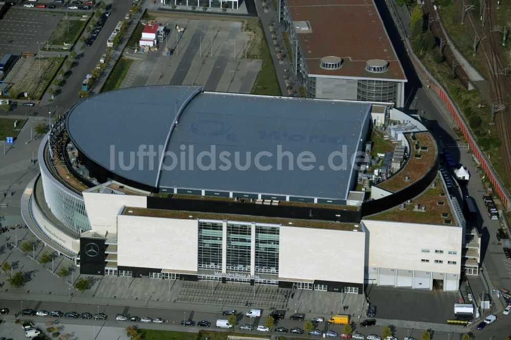 Luftaufnahme Berlin - Mercedes-Benz-Arena am Ufer des Flusses Spree im Ortsteil Friedrichshain in Berlin