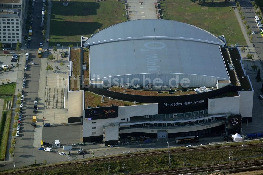 Luftbild Berlin - Mercedes-Benz-Arena am Ufer des Flusses Spree im Ortsteil Friedrichshain in Berlin