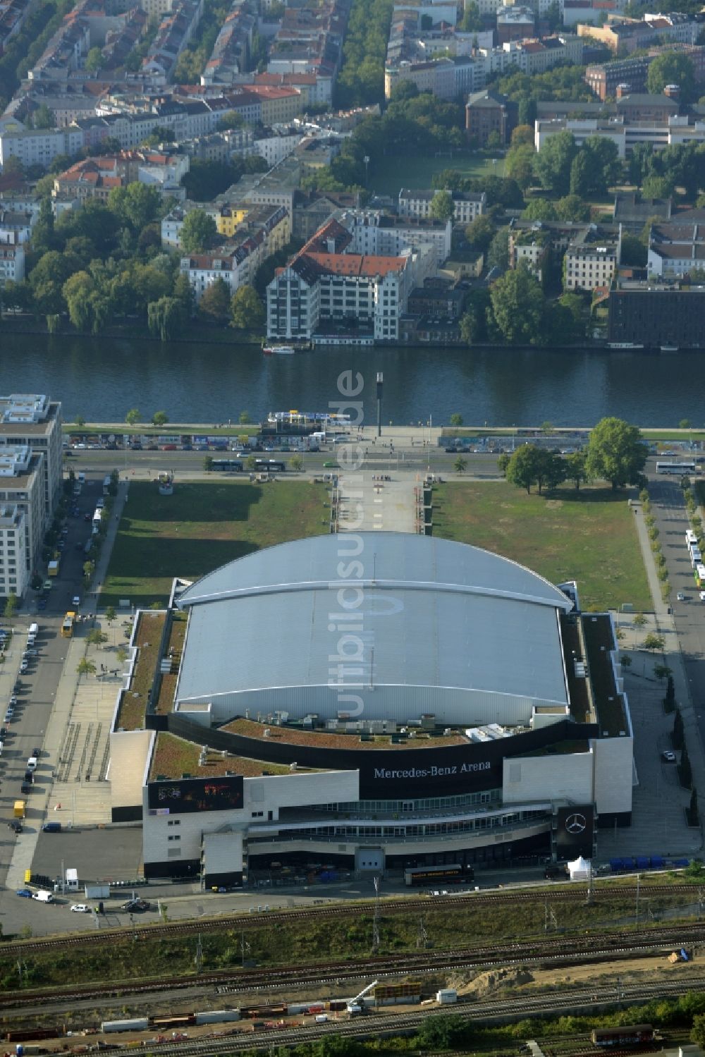 Luftaufnahme Berlin - Mercedes-Benz-Arena am Ufer des Flusses Spree im Ortsteil Friedrichshain in Berlin