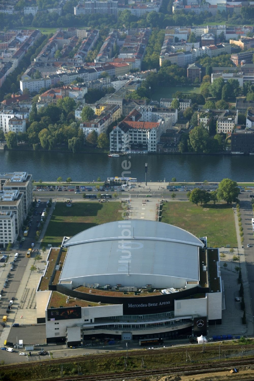 Berlin von oben - Mercedes-Benz-Arena am Ufer des Flusses Spree im Ortsteil Friedrichshain in Berlin