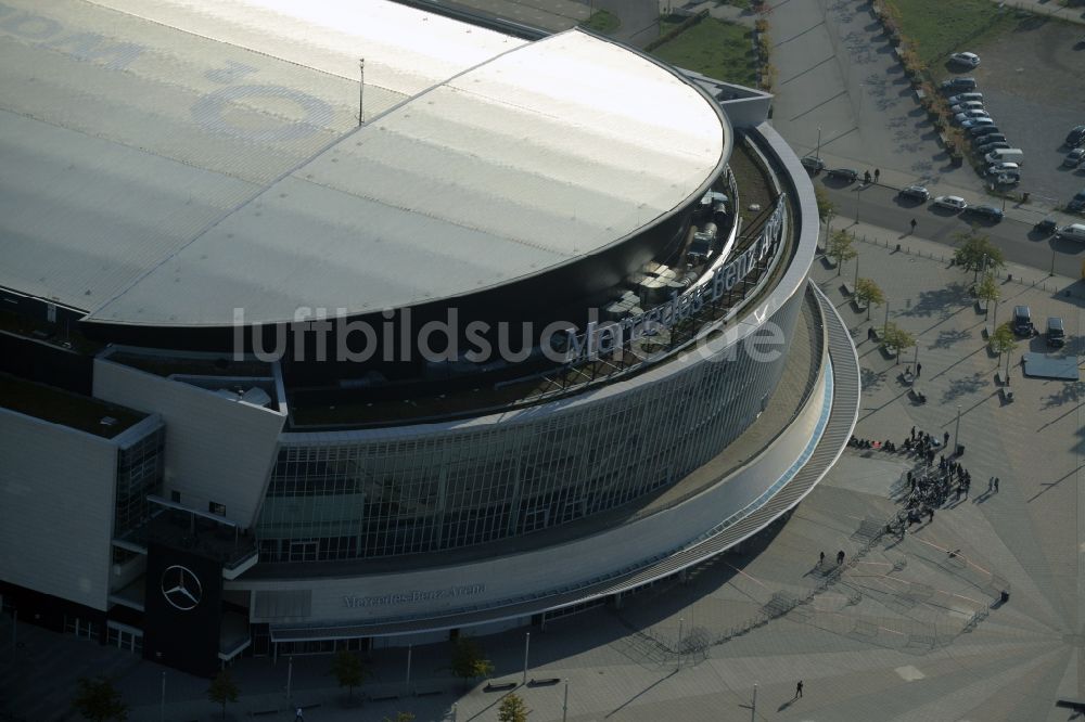 Berlin aus der Vogelperspektive: Mercedes-Benz-Arena am Ufer des Flusses Spree im Ortsteil Friedrichshain in Berlin