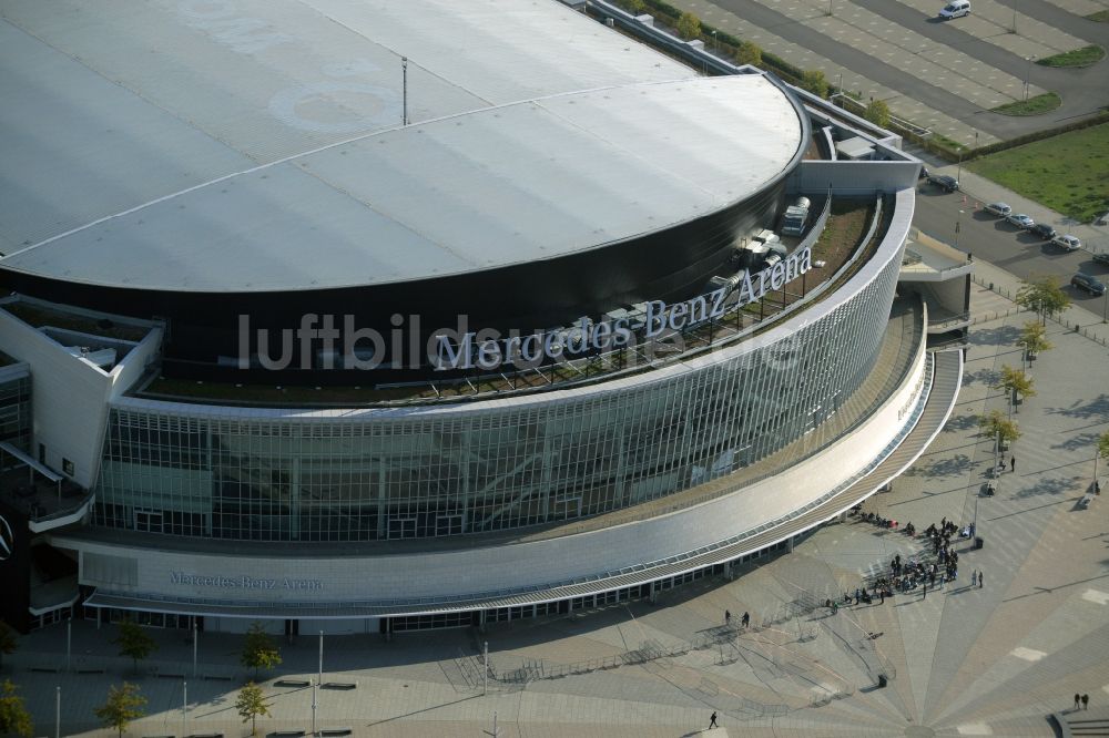 Luftbild Berlin - Mercedes-Benz-Arena am Ufer des Flusses Spree im Ortsteil Friedrichshain in Berlin